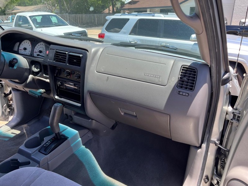 Toyota Tacoma Vehicle Image 09