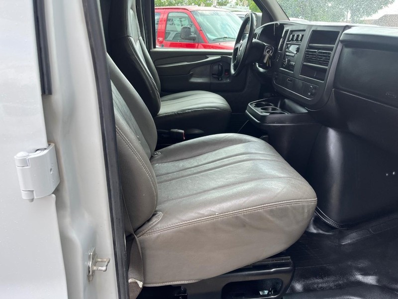 Chevrolet Express Cargo Van Vehicle Image 09