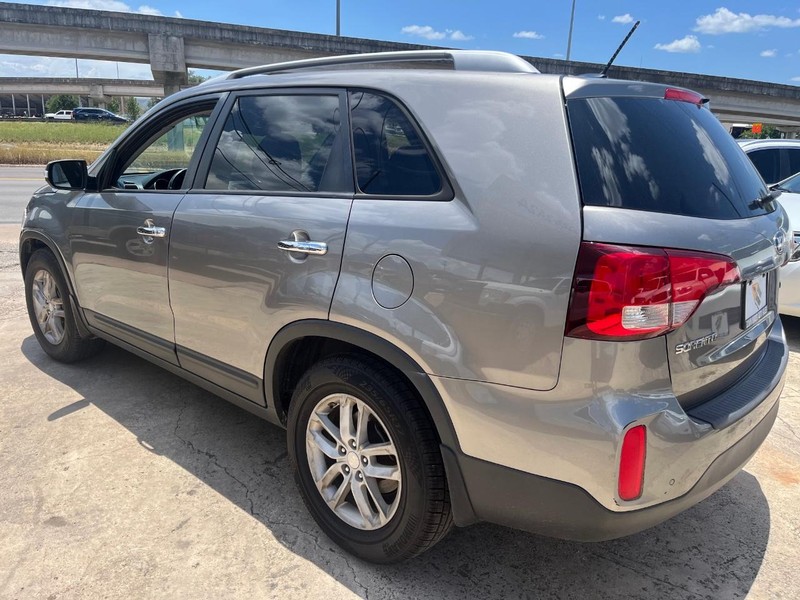 Kia Sorento Vehicle Image 04