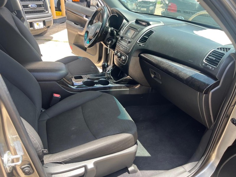Kia Sorento Vehicle Image 08