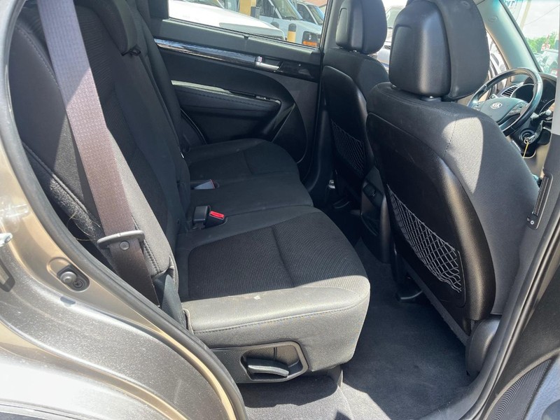 Kia Sorento Vehicle Image 09