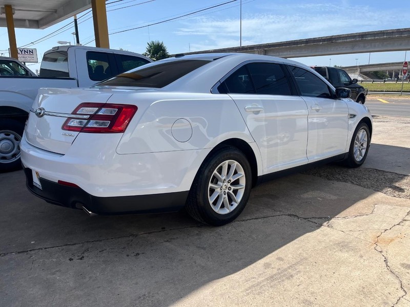 Ford Taurus Vehicle Image 04