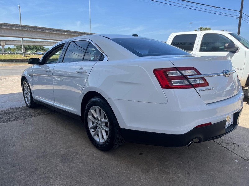 Ford Taurus Vehicle Image 06