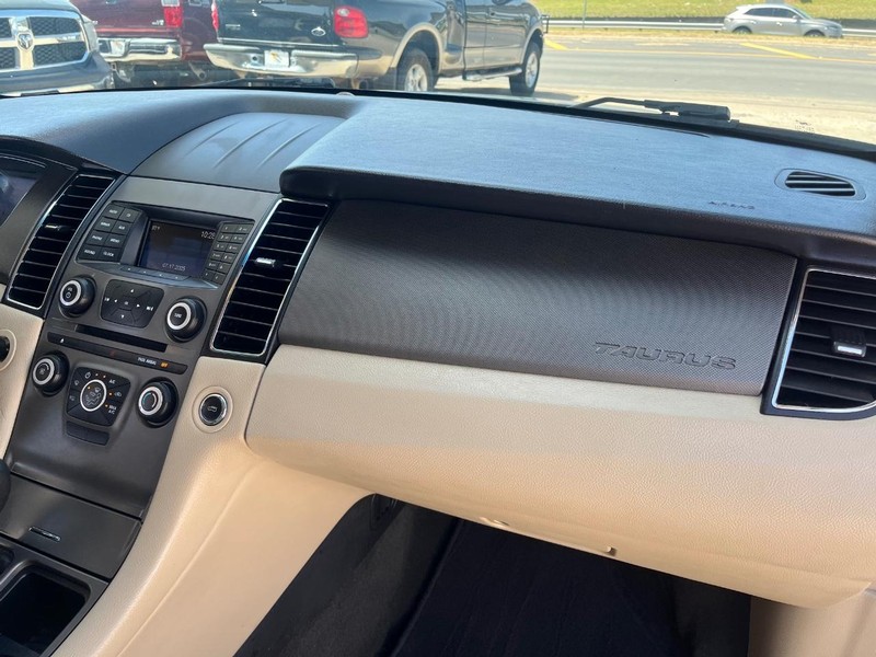Ford Taurus Vehicle Image 09