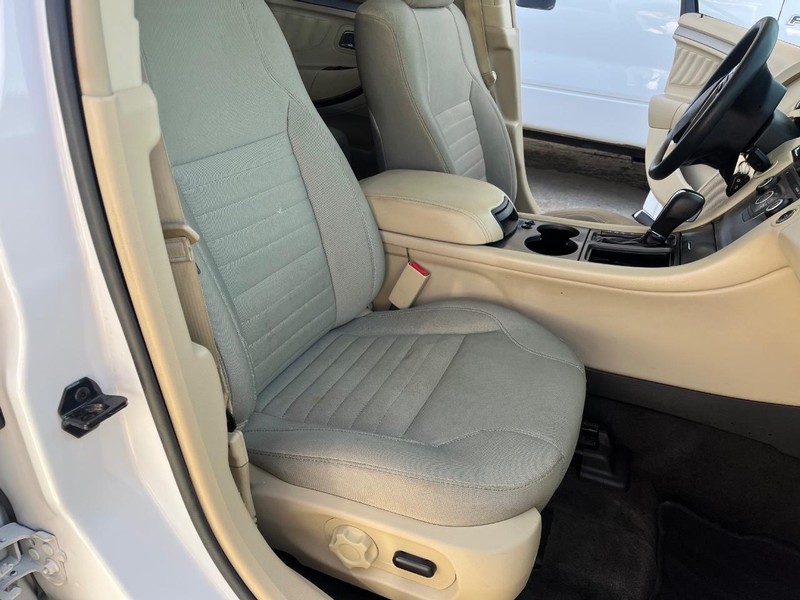 Ford Taurus Vehicle Image 10