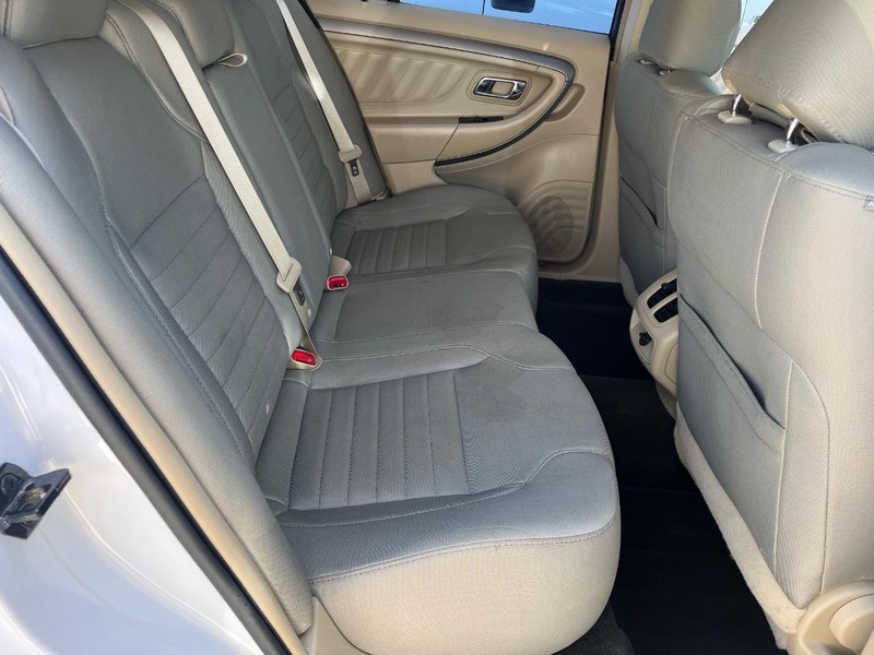 Ford Taurus Vehicle Image 11