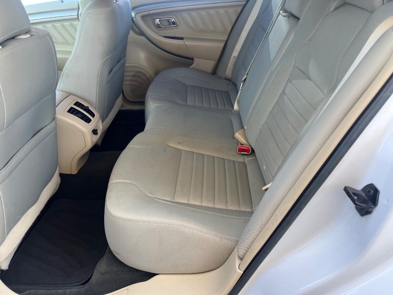 Ford Taurus Vehicle Image 12