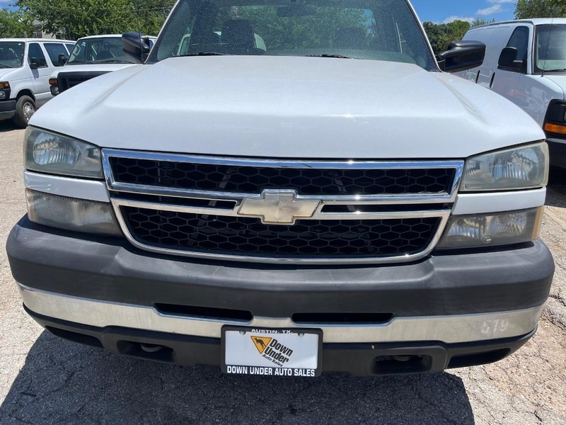 Chevrolet Silverado 2500HD Classic Vehicle Image 02
