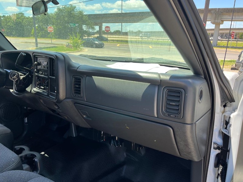 Chevrolet Silverado 2500HD Classic Vehicle Image 10