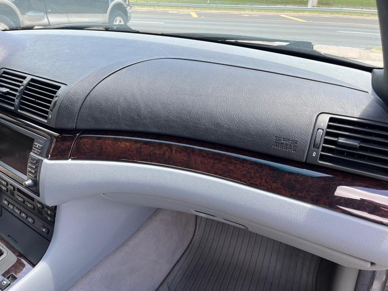 BMW 3 Series Vehicle Image 11