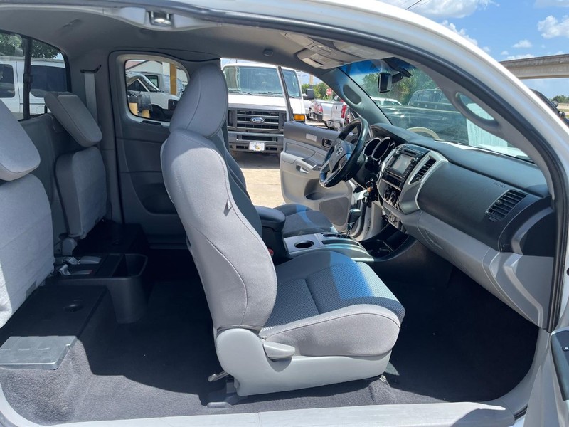 Toyota Tacoma Vehicle Image 09