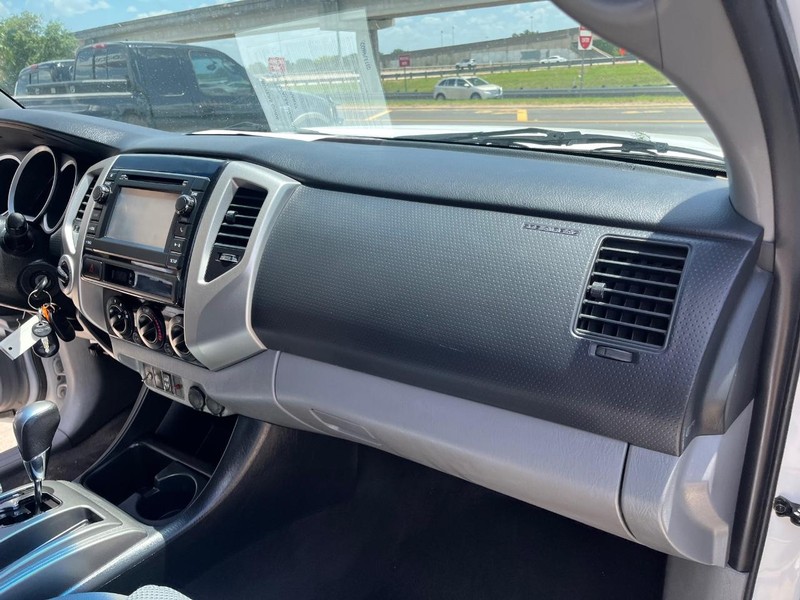Toyota Tacoma Vehicle Image 11