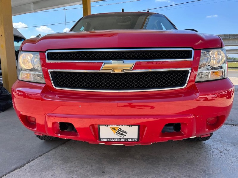 Chevrolet Suburban Vehicle Image 02