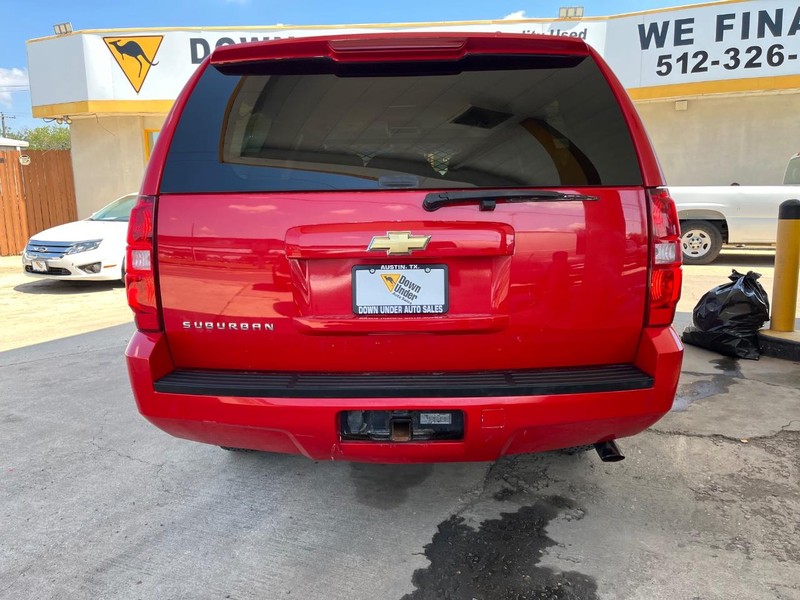 Chevrolet Suburban Vehicle Image 05