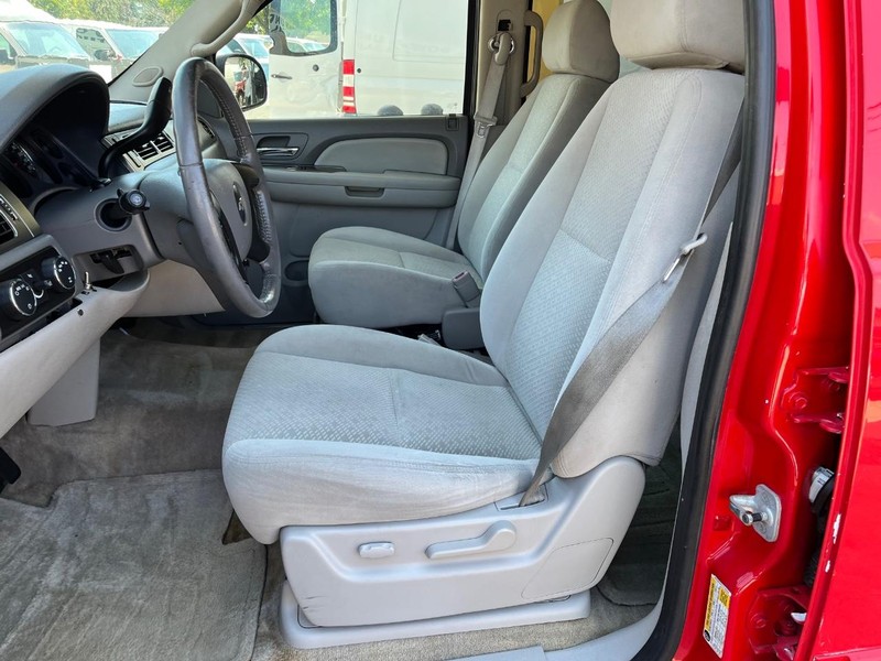 Chevrolet Suburban Vehicle Image 07