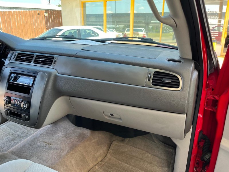 Chevrolet Suburban Vehicle Image 09