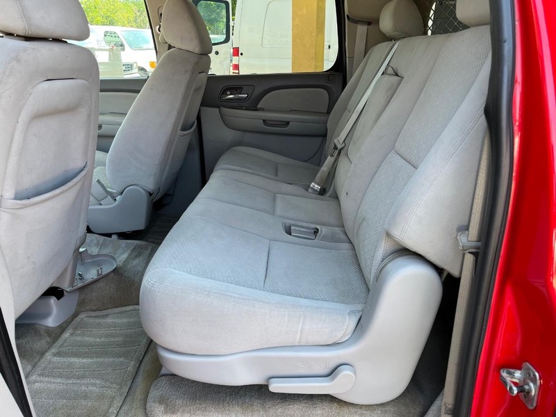 Chevrolet Suburban Vehicle Image 10