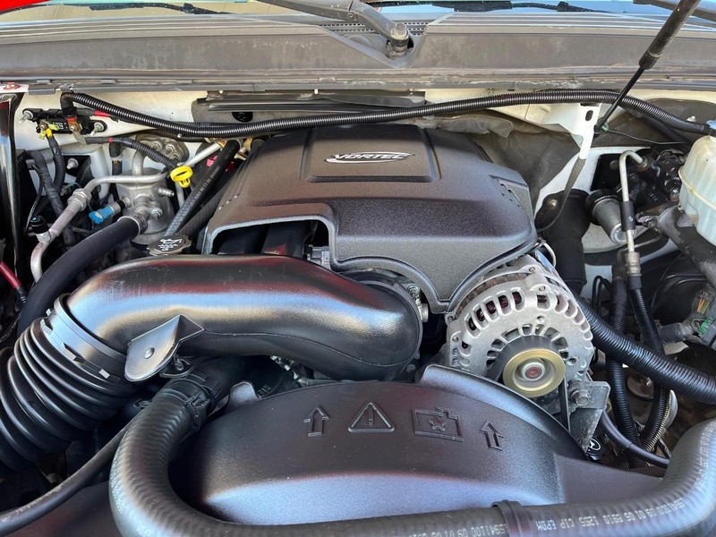 Chevrolet Suburban Vehicle Image 16
