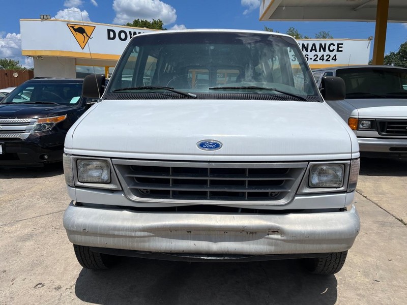 Ford Club Wagon Vehicle Image 02