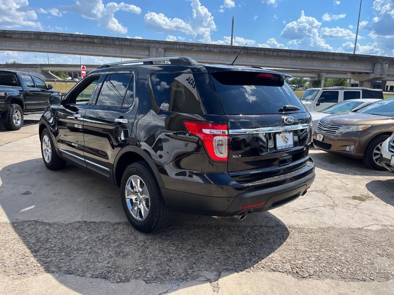 Ford Explorer Vehicle Image 04
