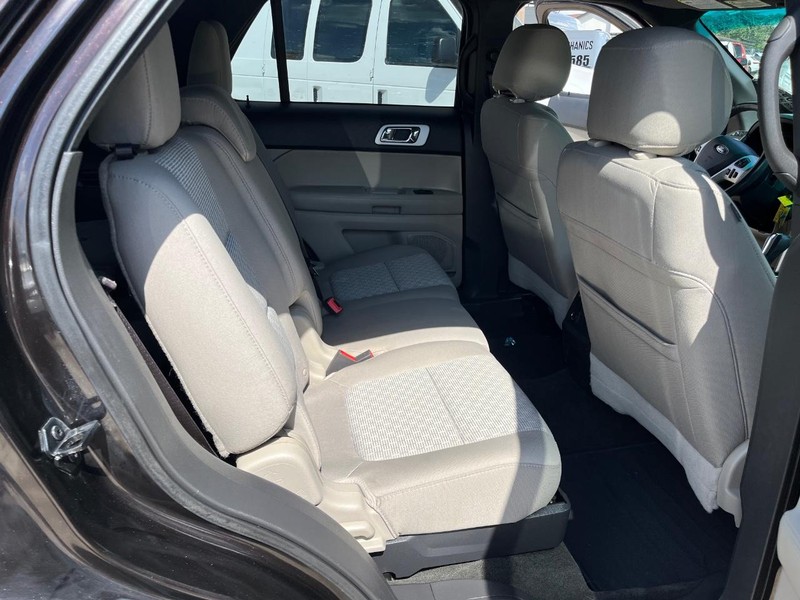 Ford Explorer Vehicle Image 09