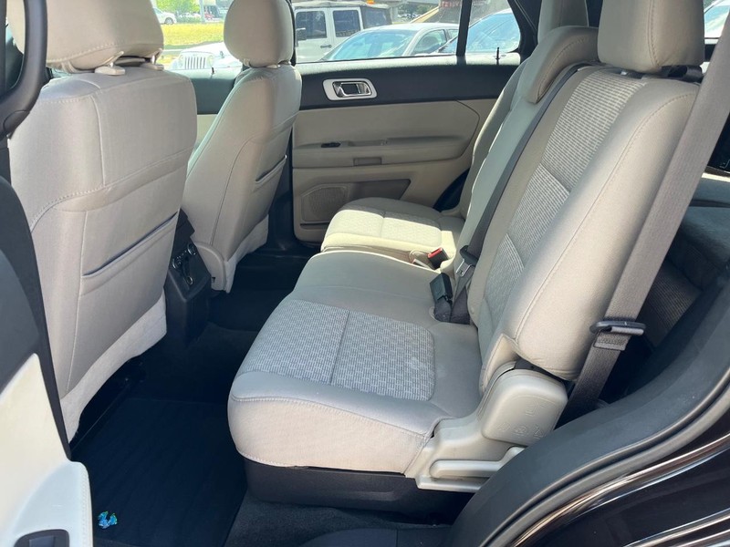 Ford Explorer Vehicle Image 11