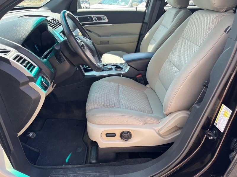 Ford Explorer Vehicle Image 12