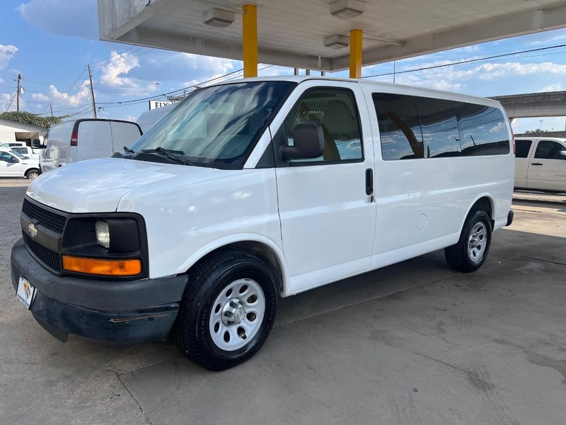 Chevrolet Express Cargo Van Vehicle Image 03