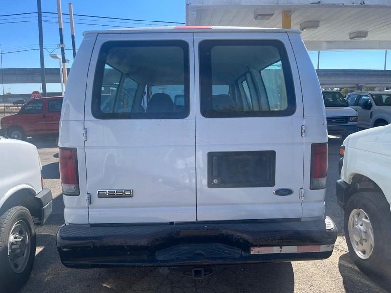 Ford Econoline Wagon Vehicle Image 02
