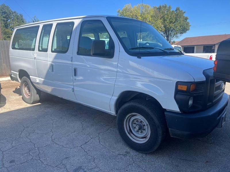 Ford Econoline Wagon Vehicle Image 03