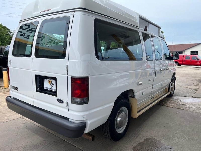 Ford Econoline Wagon Vehicle Image 06