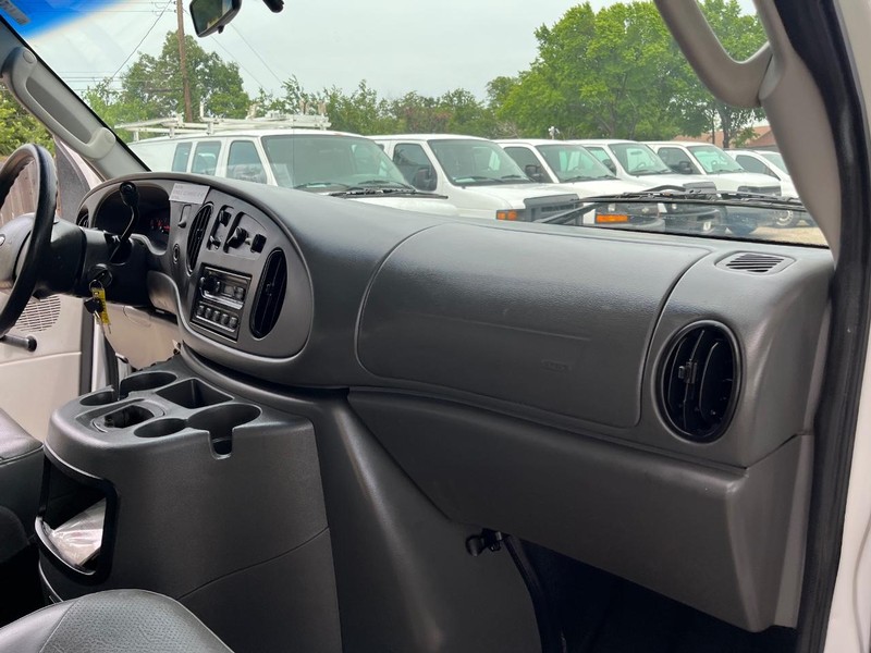 Ford Econoline Wagon Vehicle Image 09