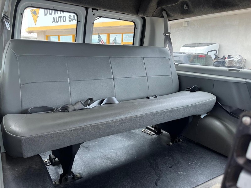 Ford Econoline Wagon Vehicle Image 11