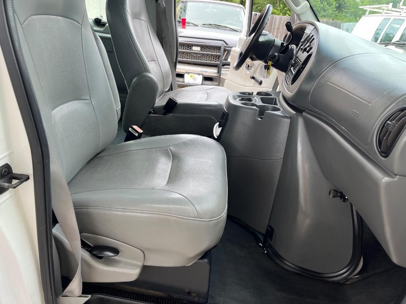 Ford Econoline Wagon Vehicle Image 13