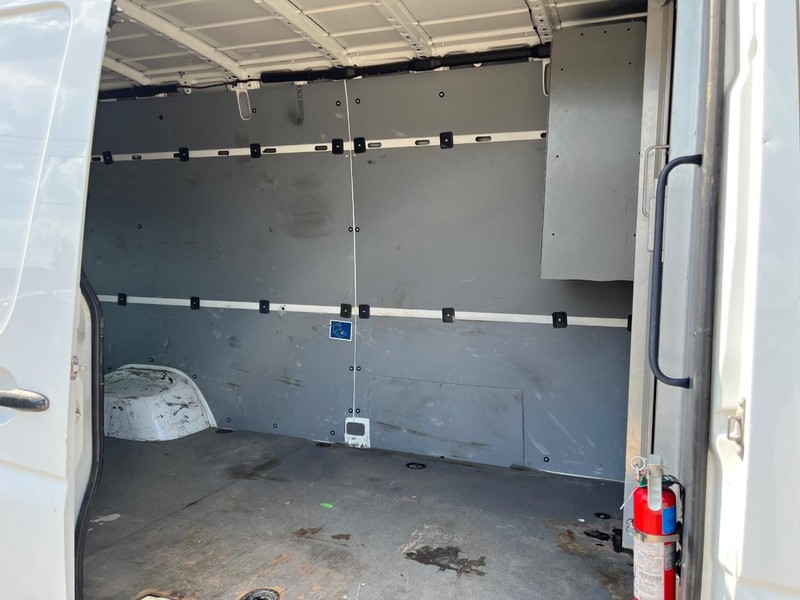 Mercedes-Benz Sprinter Vehicle Full-screen Gallery Image 13