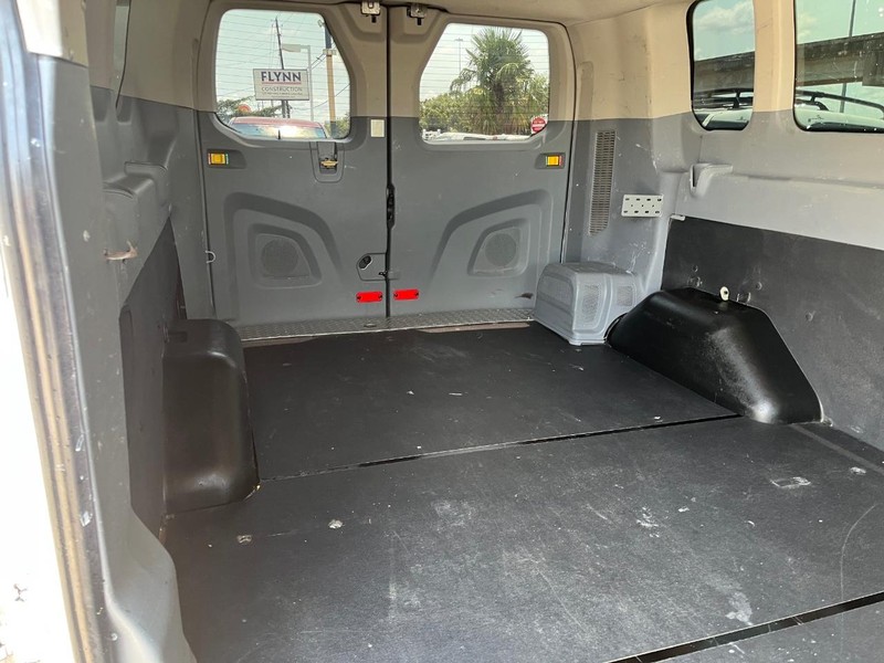 Ford Transit Wagon Vehicle Full-screen Gallery Image 10