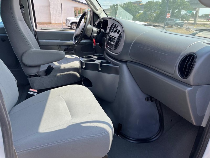 Ford Econoline Wagon Vehicle Image 08