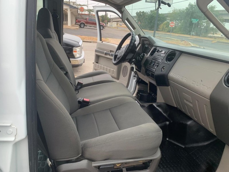Ford Super Duty F-450 DRW Vehicle Image 09