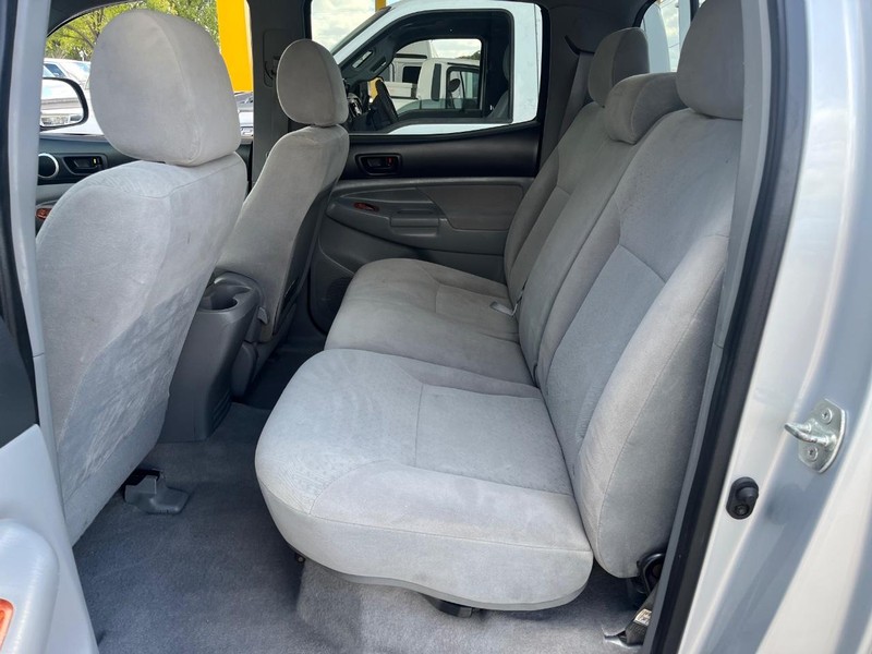 Toyota Tacoma Vehicle Image 12