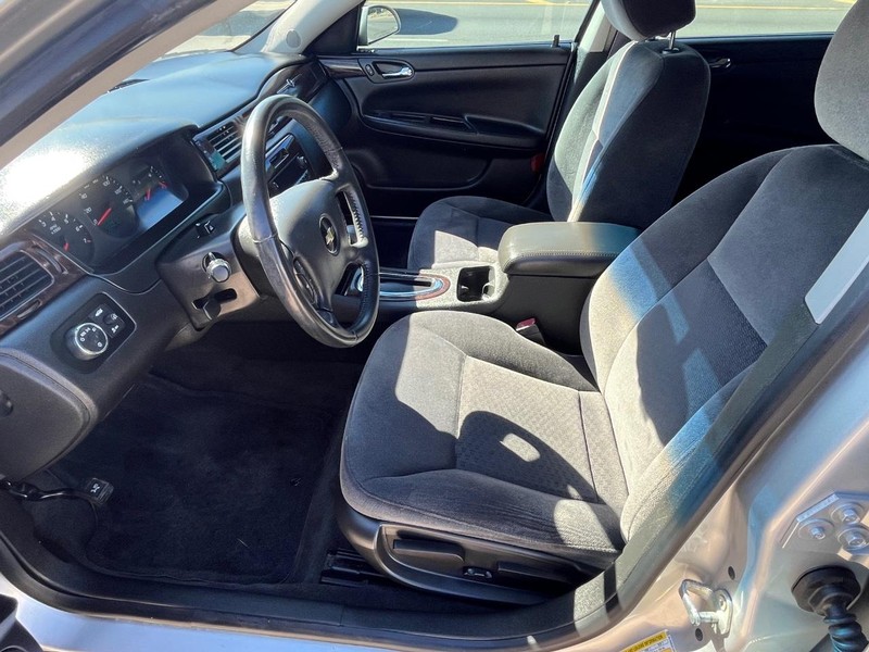 Chevrolet Impala Limited Vehicle Full-screen Gallery Image 07