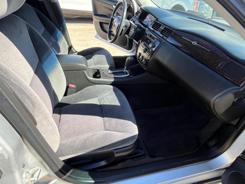 Chevrolet Impala Limited Vehicle Full-screen Gallery Image 08