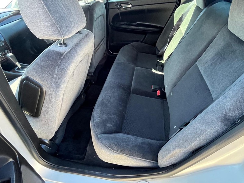 Chevrolet Impala Limited Vehicle Full-screen Gallery Image 10