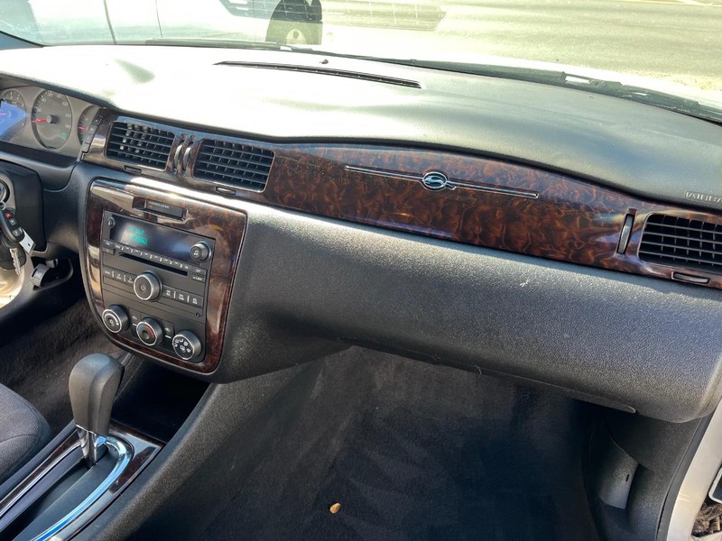 Chevrolet Impala Limited Vehicle Full-screen Gallery Image 06