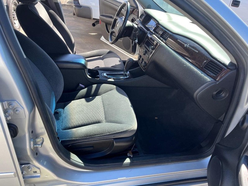 Chevrolet Impala Limited Vehicle Full-screen Gallery Image 07