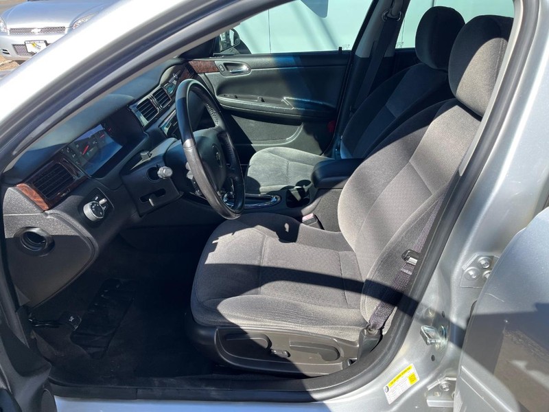 Chevrolet Impala Limited Vehicle Full-screen Gallery Image 10