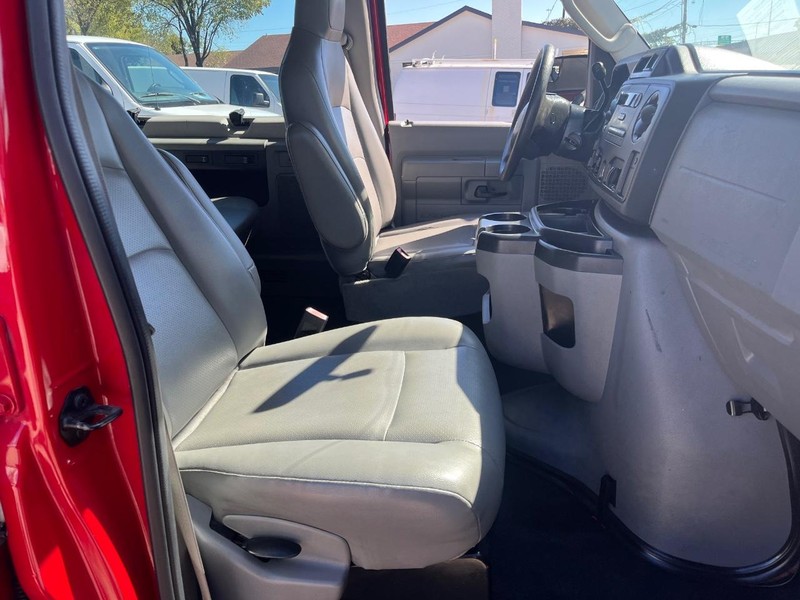 Ford Econoline Wagon Vehicle Image 10