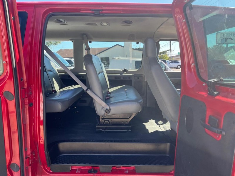 Ford Econoline Wagon Vehicle Image 12