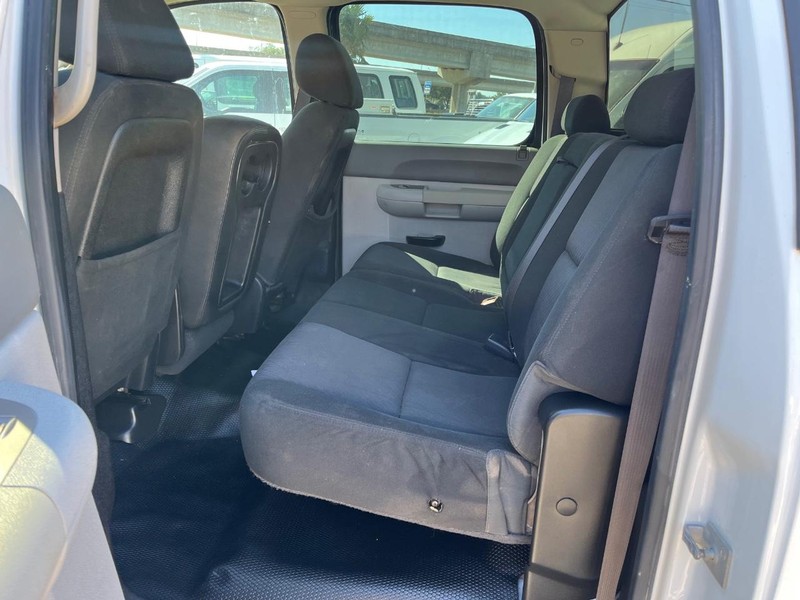 Chevrolet Silverado 2500HD Vehicle Full-screen Gallery Image 11