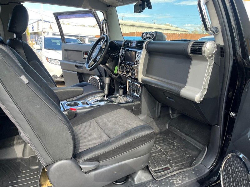 Toyota FJ Cruiser Vehicle Image 10