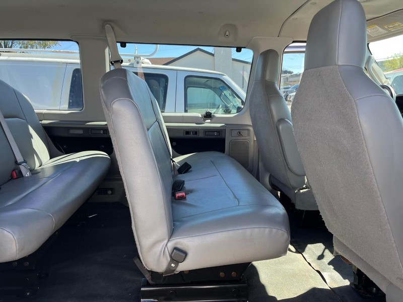 Ford Econoline Wagon Vehicle Image 10